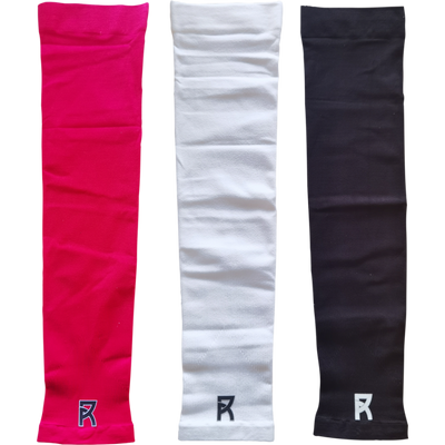Reyrr Compression Arm Sleeves i rosa, hvitt og svart laget av pustende, elastisk og svettetransporterende stoff med UV-beskyttelse, selges i par.
