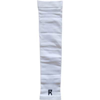 Reyrr Compression Arm Sleeves 2-pack pustende, elastiske ermer med UV-beskyttelse i hvitt laget av nylon, spandex og ice silk.