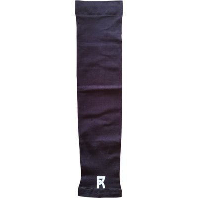 Reyrr Compression Arm Sleeves 2-pack i svart, pustende, svettetransporterende og superelastiske for UV-beskyttelse og kjøling.