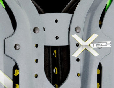 Nærbilde av grå X-Tech X2 Shoulder Pad med XRD-skum og ventilasjonshull